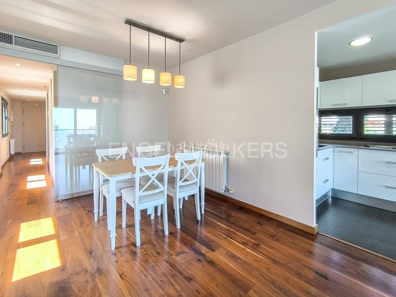 Foto c7978a11-dbb6-4c75-9aca-9e95878f54ed. Alquiler apartamento piso con terraza y piscina en zona alta en Barcelona