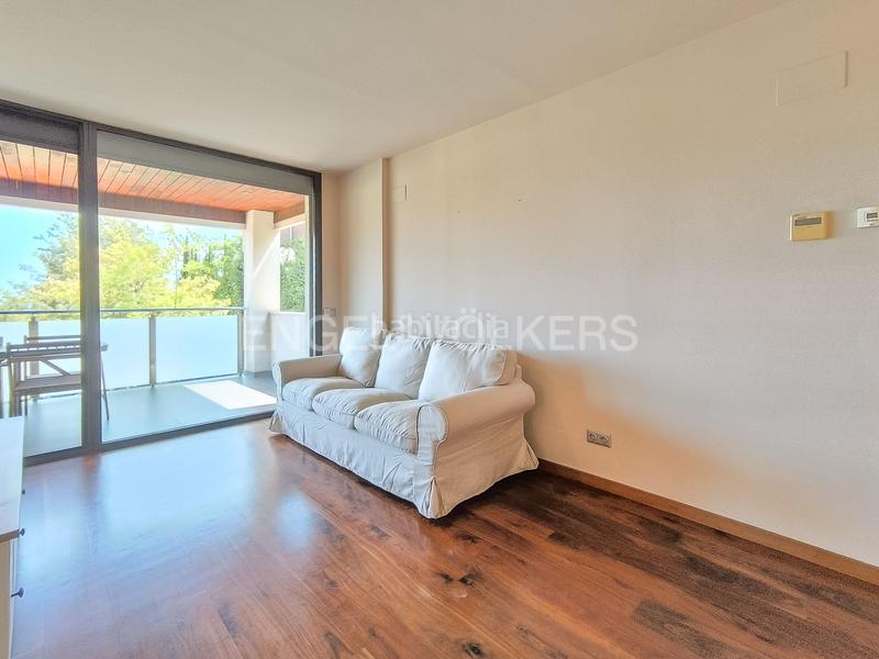 Foto d83a745b-4949-49d0-b8f0-e0ee1c062bcc. Alquiler apartamento piso con terraza y piscina en zona alta en Barcelona