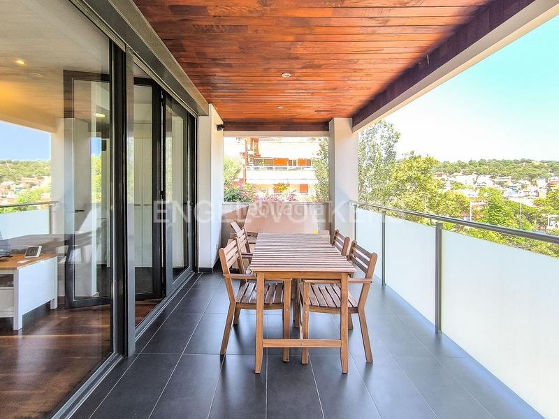 Foto ff7f74aa-4ed6-4450-9bc4-ed124bb2d17c. Alquiler apartamento piso con terraza y piscina en zona alta en Barcelona