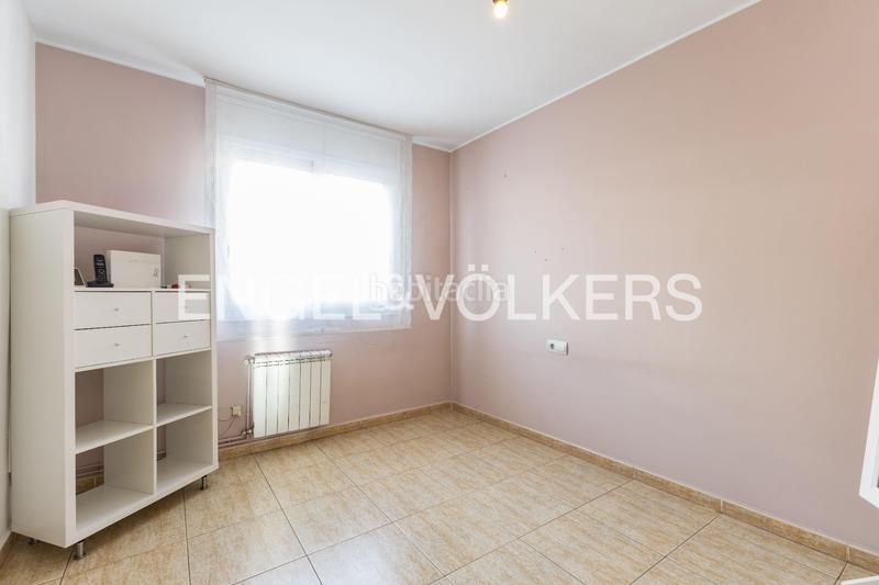 Foto 10eafcb6-cc35-4fc9-b8cb-6095ac590afc. Casa descubra encanto espaciosa casa con terraza y vistas, a solo minutos de barcelona en Rubí