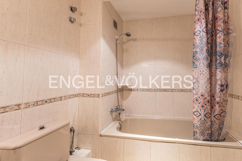 Foto 40bbc434-406f-49f9-b8b8-ba5e99ccde65. Casa descubra encanto espaciosa casa con terraza y vistas, a solo minutos de barcelona en Rubí