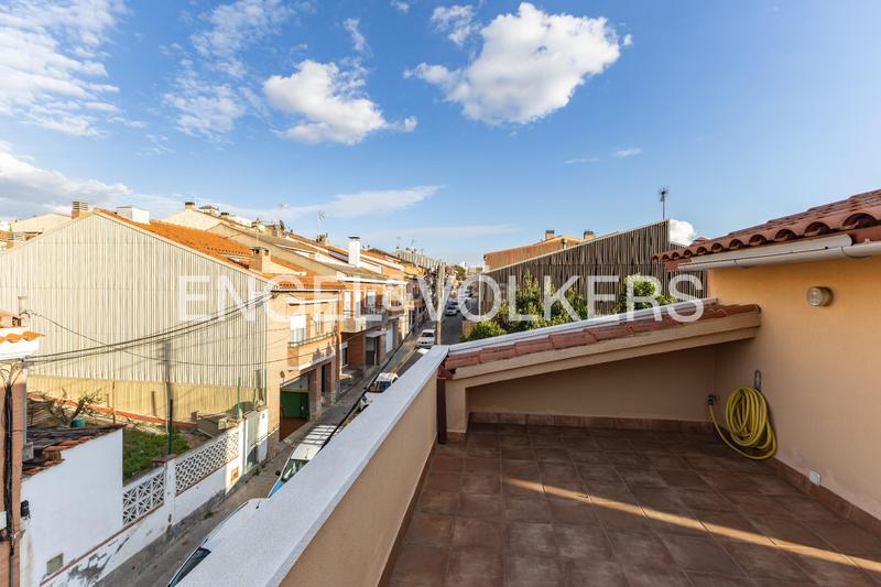 Foto 55310724-aa51-4207-a9b3-43ca71f1ec96. Casa descubra encanto espaciosa casa con terraza y vistas, a solo minutos de barcelona en Rubí