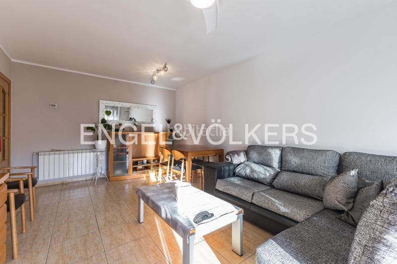 Foto 5a13ff4a-67bb-4cbd-890f-fa0075637b38. Casa descubra encanto espaciosa casa con terraza y vistas, a solo minutos de barcelona en Rubí