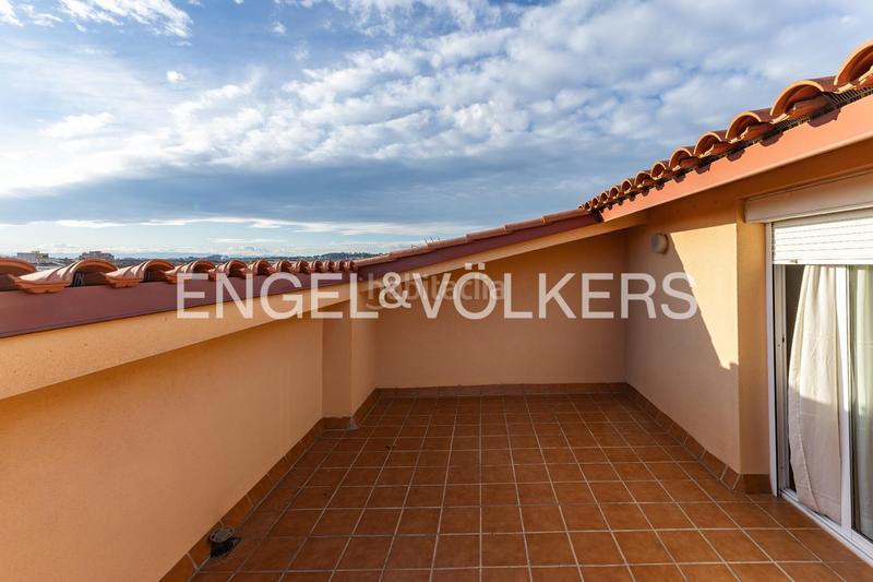 Foto 5eb4ab4d-4cc1-40bc-8167-b937b0f9c180. Casa descubra encanto espaciosa casa con terraza y vistas, a solo minutos de barcelona en Rubí