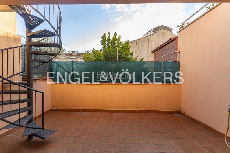 Foto 676e1a1f-2091-4b5c-81ac-44c12b89edb4. Casa descubra encanto espaciosa casa con terraza y vistas, a solo minutos de barcelona en Rubí