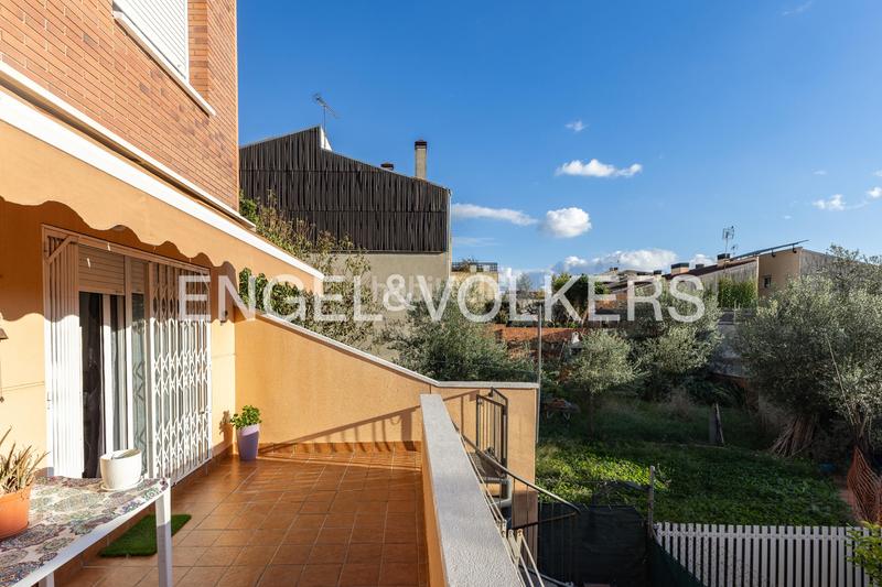 Foto 6e0cc692-2c07-432e-9071-a73596160d1c. Casa descubra encanto espaciosa casa con terraza y vistas, a solo minutos de barcelona en Rubí