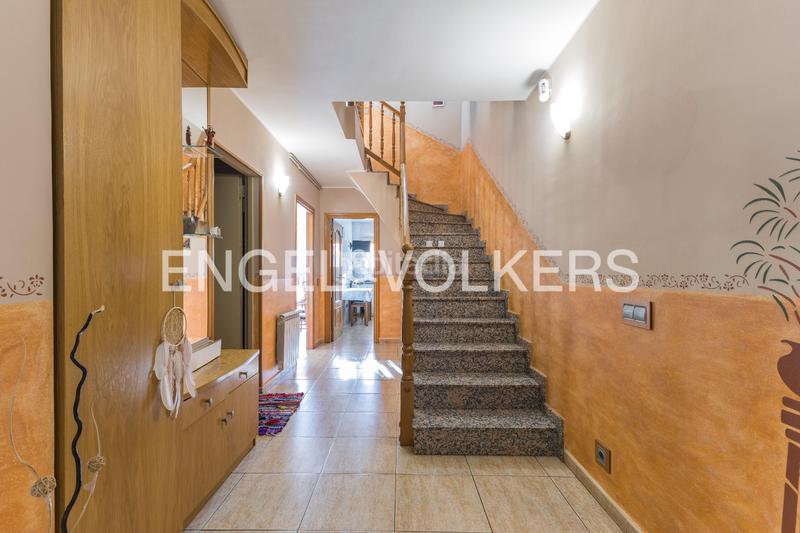 Foto 7228a089-57e0-4ba0-8217-682b8fa299ec. Casa descubra encanto espaciosa casa con terraza y vistas, a solo minutos de barcelona en Rubí