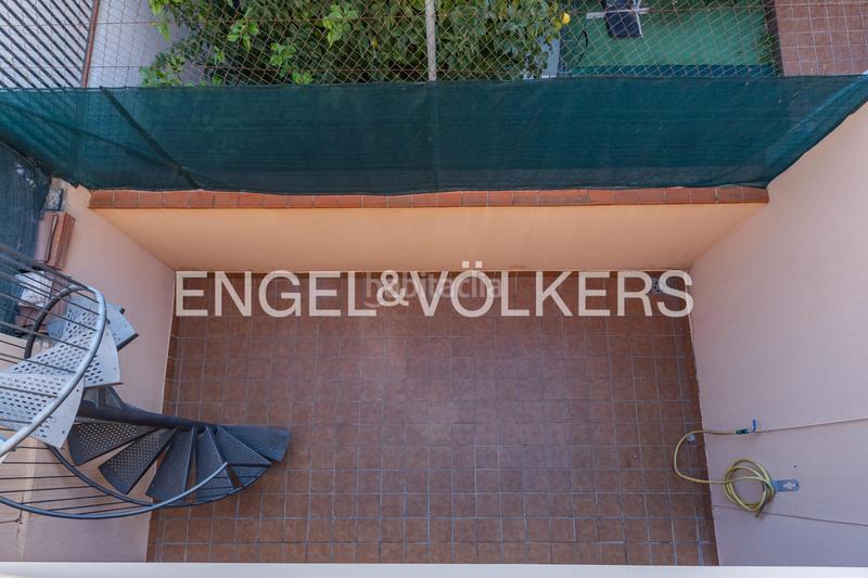 Foto 74c22f68-3cce-405d-8b0f-c87c51346cac. Casa descubra encanto espaciosa casa con terraza y vistas, a solo minutos de barcelona en Rubí