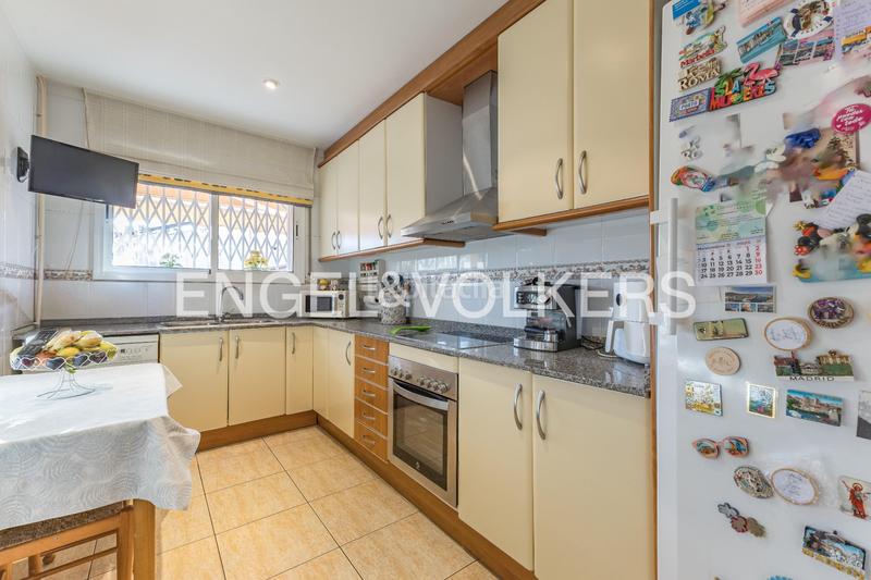 Foto 751ae74a-0384-478a-abfa-888c9ba5d321. Casa descubra encanto espaciosa casa con terraza y vistas, a solo minutos de barcelona en Rubí