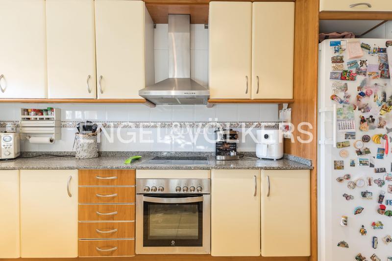 Foto 78aaff4c-0826-451c-ae8e-385e89c7d128. Casa descubra encanto espaciosa casa con terraza y vistas, a solo minutos de barcelona en Rubí