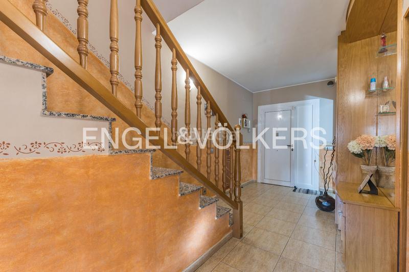 Foto 7c9cbb81-08b9-433e-a348-09a947fa379f. Casa descubra encanto espaciosa casa con terraza y vistas, a solo minutos de barcelona en Rubí