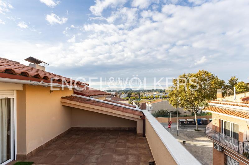Foto 80ca1564-b51f-4304-accd-5d9481e904b9. Casa descubra encanto espaciosa casa con terraza y vistas, a solo minutos de barcelona en Rubí