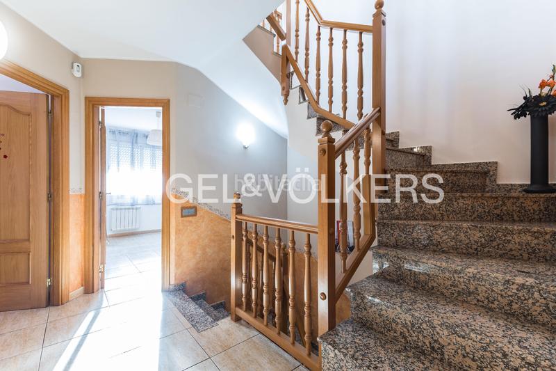 Foto 83dd68cf-3a46-4b82-9f10-254f58fd4091. Casa descubra encanto espaciosa casa con terraza y vistas, a solo minutos de barcelona en Rubí