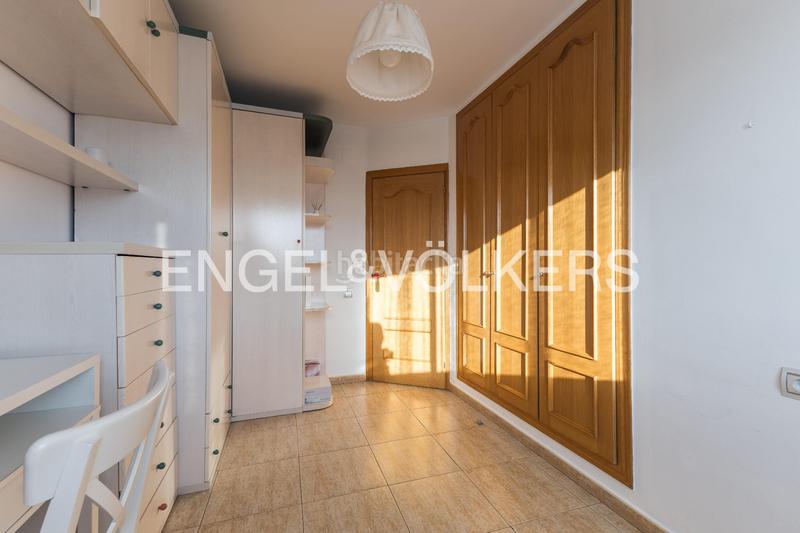 Foto 876ec83e-138a-4cbf-9fd4-c2173c0d661a. Casa descubra encanto espaciosa casa con terraza y vistas, a solo minutos de barcelona en Rubí