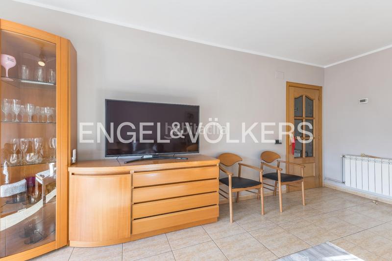 Foto 9bffe681-b3c4-42a5-87e9-971c3c1743ae. Casa descubra encanto espaciosa casa con terraza y vistas, a solo minutos de barcelona en Rubí