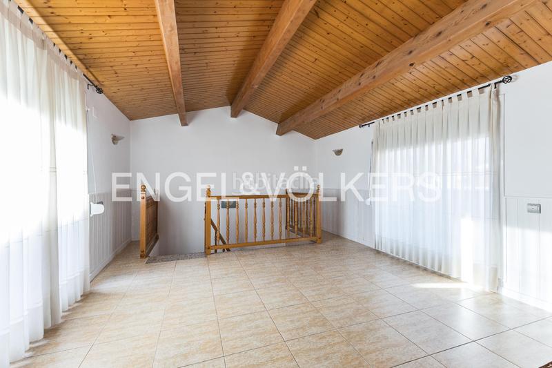 Foto a2d4fa95-e82b-4a5d-977a-d40f7ce1354f. Casa descubra encanto espaciosa casa con terraza y vistas, a solo minutos de barcelona en Rubí