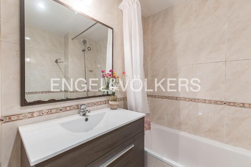 Foto c4dfb9a9-1aa1-4558-ac3a-80c5c7926cb4. Casa descubra encanto espaciosa casa con terraza y vistas, a solo minutos de barcelona en Rubí