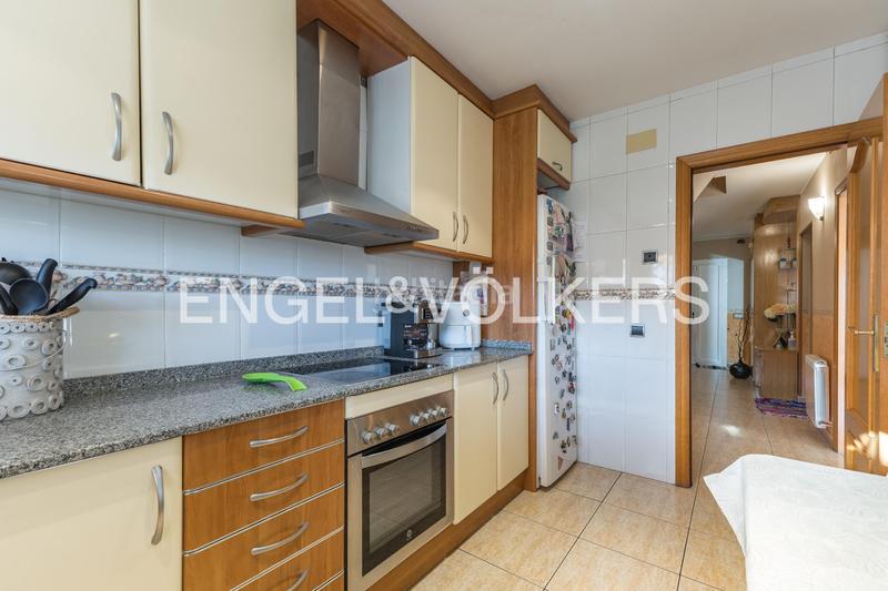 Foto d2422a15-617b-4c1b-86bf-691184fd8604. Casa descubra encanto espaciosa casa con terraza y vistas, a solo minutos de barcelona en Rubí