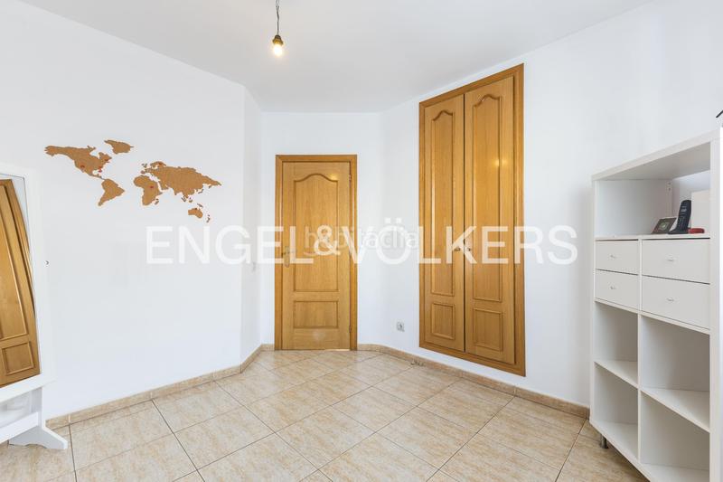 Foto e9e9b218-fe37-4625-9bdc-ec07ee99a685. Casa descubra encanto espaciosa casa con terraza y vistas, a solo minutos de barcelona en Rubí