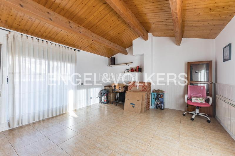 Foto ed8917a0-a800-4b0a-8b8b-378a4a42f5e8. Casa descubra encanto espaciosa casa con terraza y vistas, a solo minutos de barcelona en Rubí