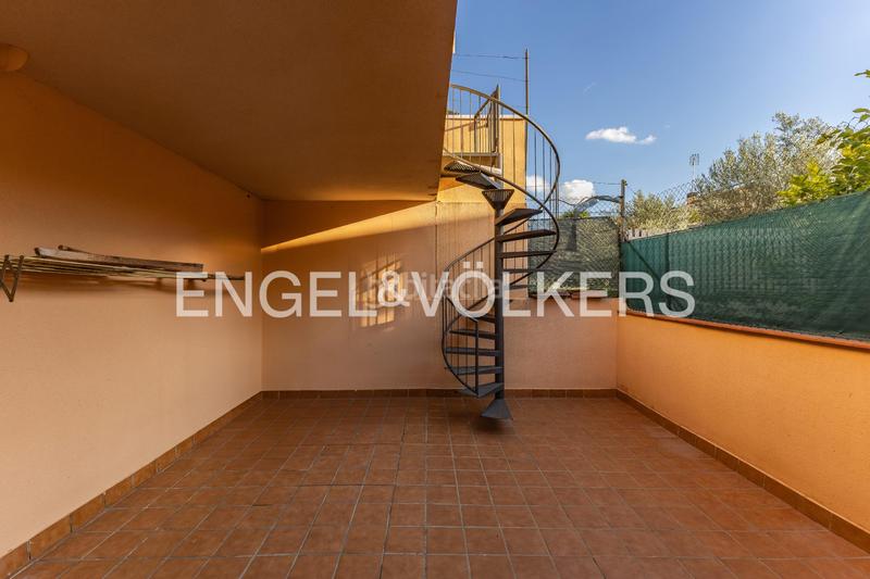 Foto f73a5aaa-6bbe-48f7-8648-a44e7d9ea066. Casa descubra encanto espaciosa casa con terraza y vistas, a solo minutos de barcelona en Rubí