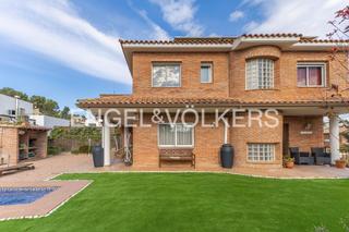 Maison à Les Fonts. Casa en les fonts de sant quirze con gran jardín, piscina y plac