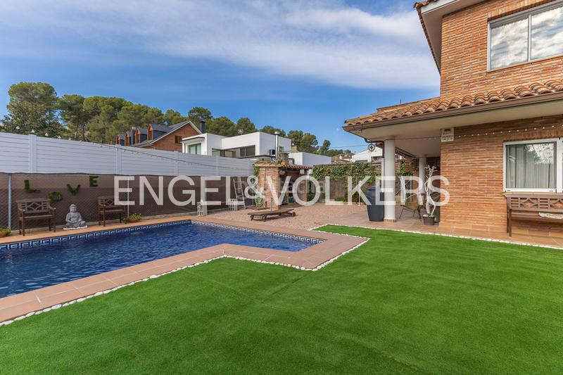 Foto c4cbb64f-cd88-45fc-b3a3-91963b4495c8. Maison avec chauffage parking piscine dans Les Fonts Sant Quirze del Vallès