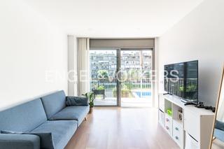 Apartament a Poblenou. Encantador piso con piscina y balcón en rambla del poblenou