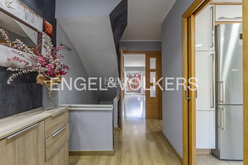 Foto 02bb9129-03e4-4f09-ba03-da29520b8fee. Casa  adosada esquinera con piscina comunitaria en Cerdanyola del Vallès