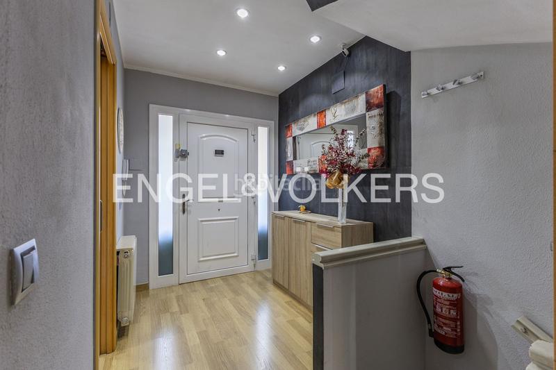 Foto 0e5577ad-a45d-4211-8858-7a8fdfbea8b9. Casa  adosada esquinera con piscina comunitaria en Cerdanyola del Vallès