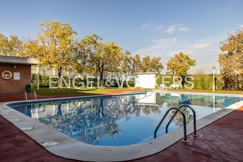 Foto 0e77c55b-9744-42b9-a5f2-8b56d98e3eb2. Casa  adosada esquinera con piscina comunitaria en Cerdanyola del Vallès