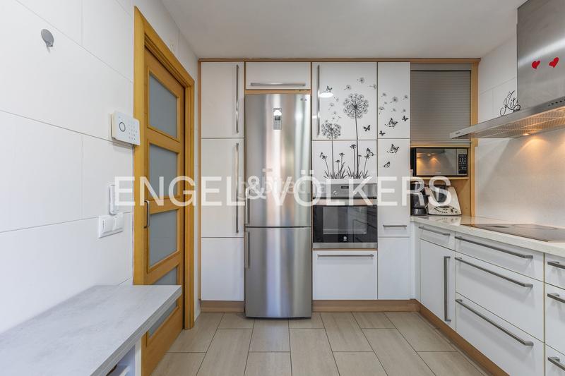 Foto 0f290e4d-5c5e-44fb-a577-c4dd05b1763a. Casa  adosada esquinera con piscina comunitaria en Cerdanyola del Vallès