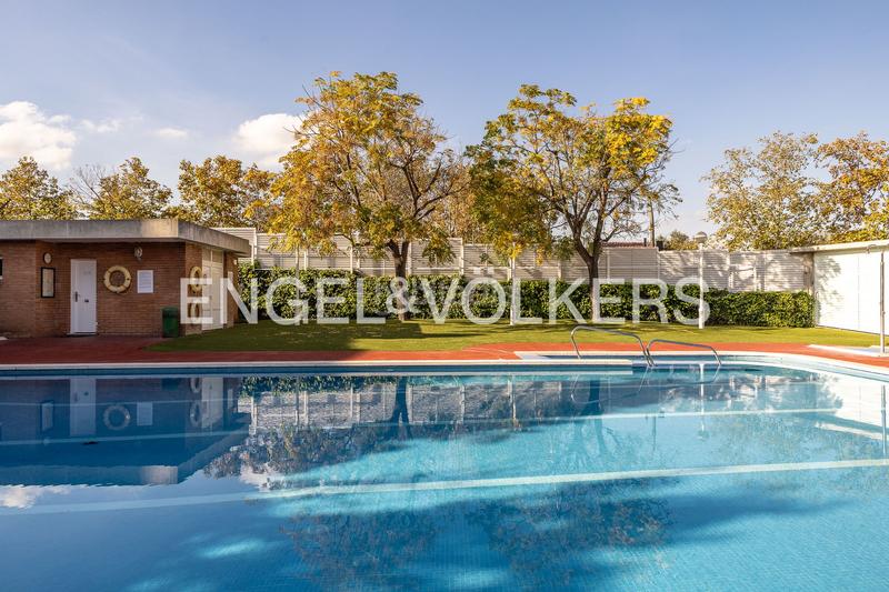 Foto 1707483f-a80a-4c75-821f-59af4d23509b. Casa  adosada esquinera con piscina comunitaria en Cerdanyola del Vallès