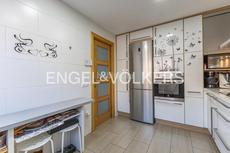 Foto 1ef778b8-8fe3-4299-bea1-10be35a46fcc. Casa  adosada esquinera con piscina comunitaria en Cerdanyola del Vallès