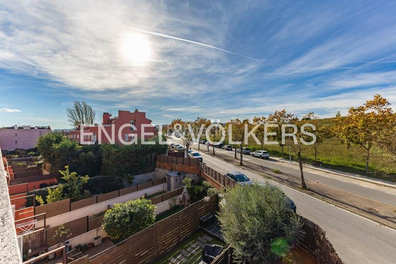 Foto 23e379cc-a984-4342-87ae-55ceec08e671. Casa  adosada esquinera con piscina comunitaria en Cerdanyola del Vallès