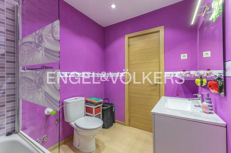 Foto 25121f70-dc1f-4633-85fd-25118fd76ad0. Casa  adosada esquinera con piscina comunitaria en Cerdanyola del Vallès