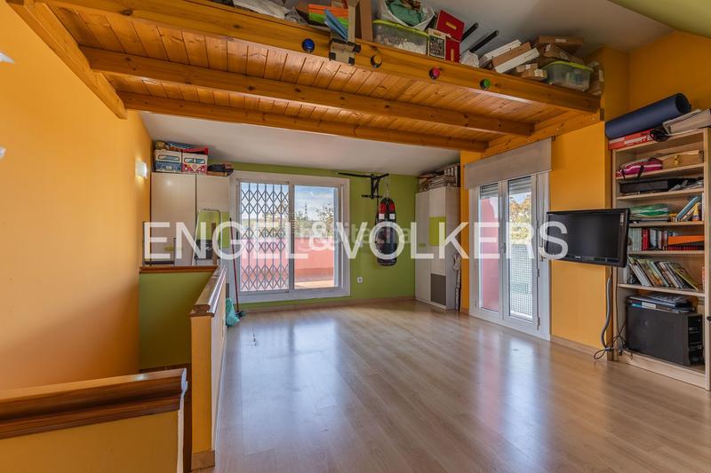 Foto 2ce6e20b-de11-4b3f-b20e-9374208d48bd. Casa  adosada esquinera con piscina comunitaria en Cerdanyola del Vallès