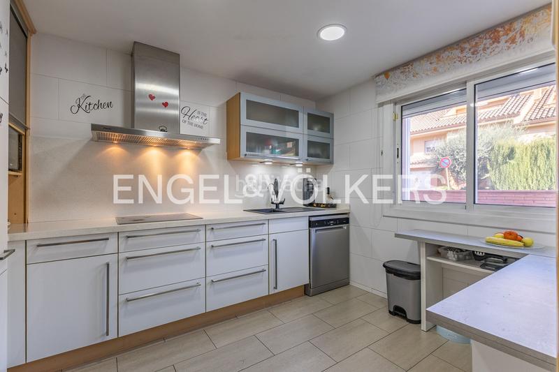 Foto 36c73d2b-6801-4107-bbdb-8f8344a4fbd4. Casa  adosada esquinera con piscina comunitaria en Cerdanyola del Vallès