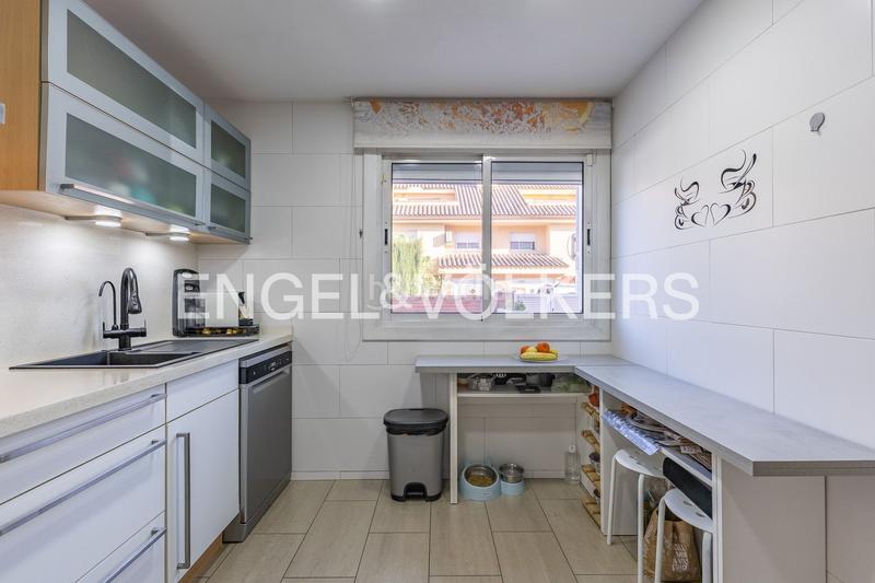 Foto 42ea761c-168d-4012-b028-fe1151226369. Casa  adosada esquinera con piscina comunitaria en Cerdanyola del Vallès