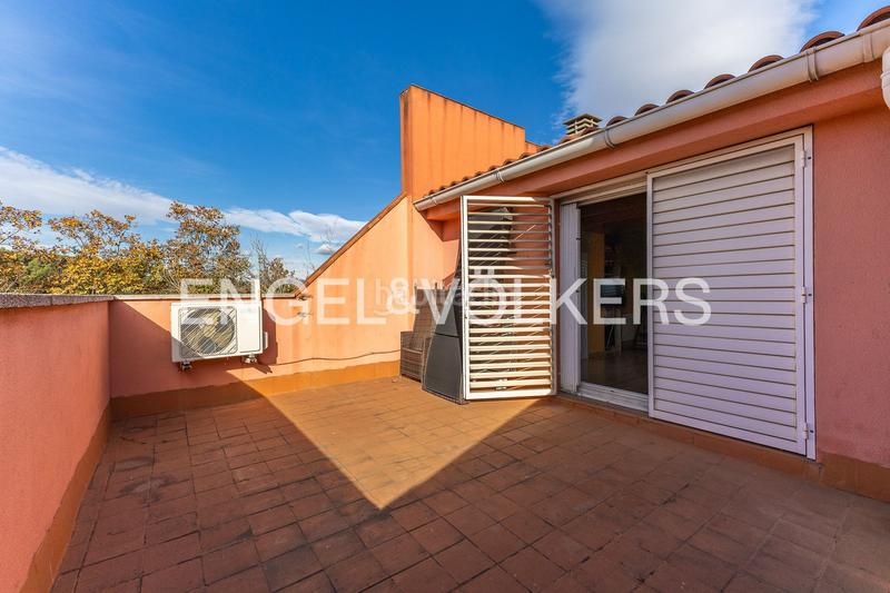 Foto 430f26b7-29b4-4a90-8967-b314b4a69793. Casa  adosada esquinera con piscina comunitaria en Cerdanyola del Vallès