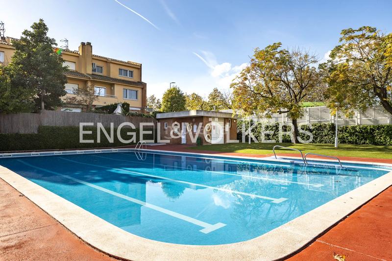 Foto 43de0aab-d70b-4e5e-a139-848912894d1b. Casa  adosada esquinera con piscina comunitaria en Cerdanyola del Vallès