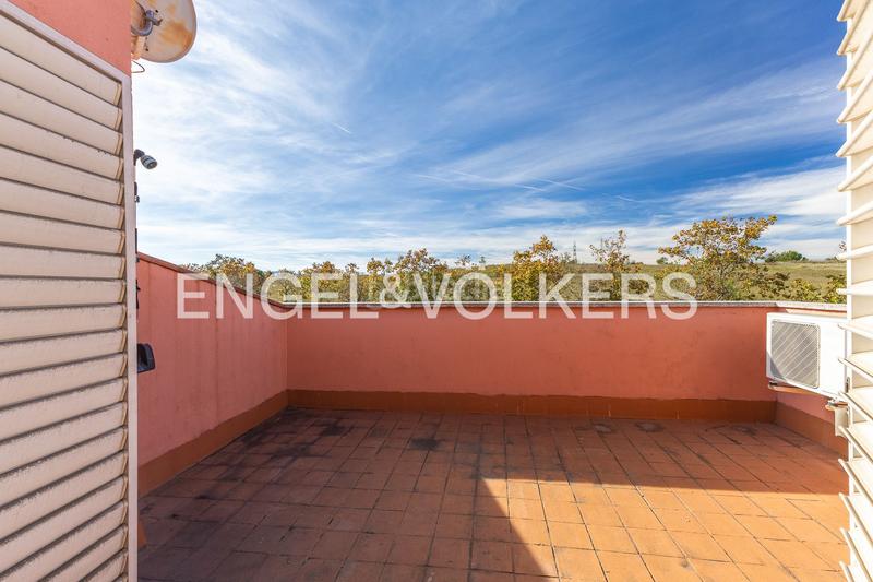 Foto 4651cb71-b5e0-4473-992d-3a099e4b1887. Casa  adosada esquinera con piscina comunitaria en Cerdanyola del Vallès