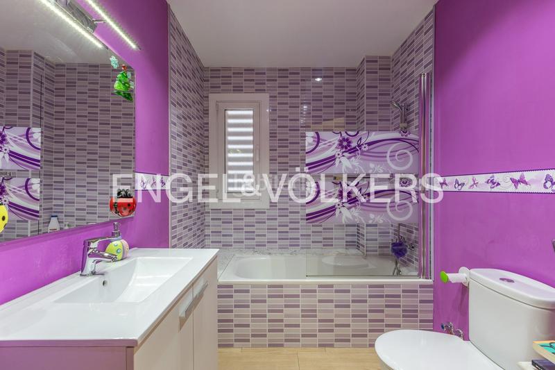 Foto 48b713c7-a1db-42b7-8b59-e88e794fa166. Casa  adosada esquinera con piscina comunitaria en Cerdanyola del Vallès