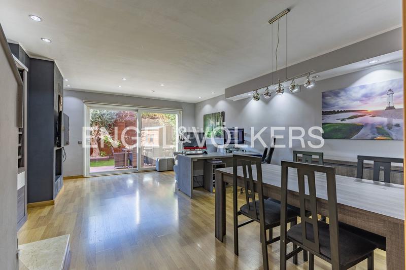 Foto 50c6868a-89e1-49e9-853a-916d3686b131. Casa  adosada esquinera con piscina comunitaria en Cerdanyola del Vallès