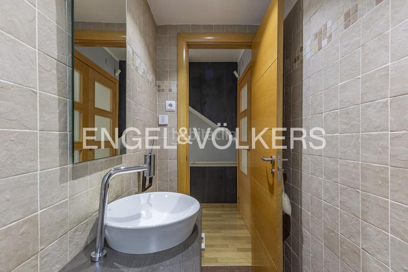 Foto 63174c14-8760-45bc-9426-1f65850f8270. Casa  adosada esquinera con piscina comunitaria en Cerdanyola del Vallès