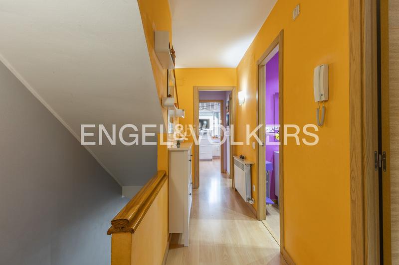 Foto 6bd227b7-e5c4-4b13-b06b-dcef39e99600. Casa  adosada esquinera con piscina comunitaria en Cerdanyola del Vallès