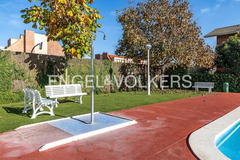 Foto 6c42e15f-9ca2-47ef-8baa-caacb576e160. Casa  adosada esquinera con piscina comunitaria en Cerdanyola del Vallès