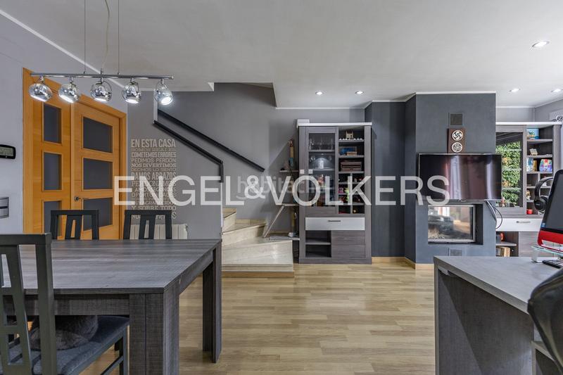 Foto 72d0438d-0292-4fa8-a4b0-8c7ad480742b. Casa  adosada esquinera con piscina comunitaria en Cerdanyola del Vallès