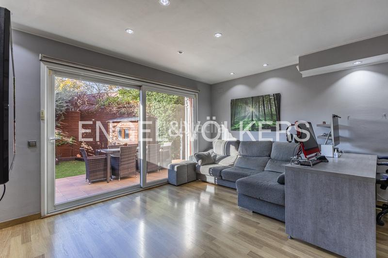 Foto 740d5bc2-6c7a-4501-8350-ef6a44bd9eed. Casa  adosada esquinera con piscina comunitaria en Cerdanyola del Vallès