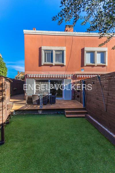 Foto 9416c850-7d3a-4cab-abd0-9cbf2588509d. Casa  adosada esquinera con piscina comunitaria en Cerdanyola del Vallès